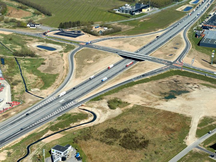 Den kommende tid lægges der slidlag forbi <58> Hedensted på E45, hvilket i perioder betyder lukkede til- og frakørsler.