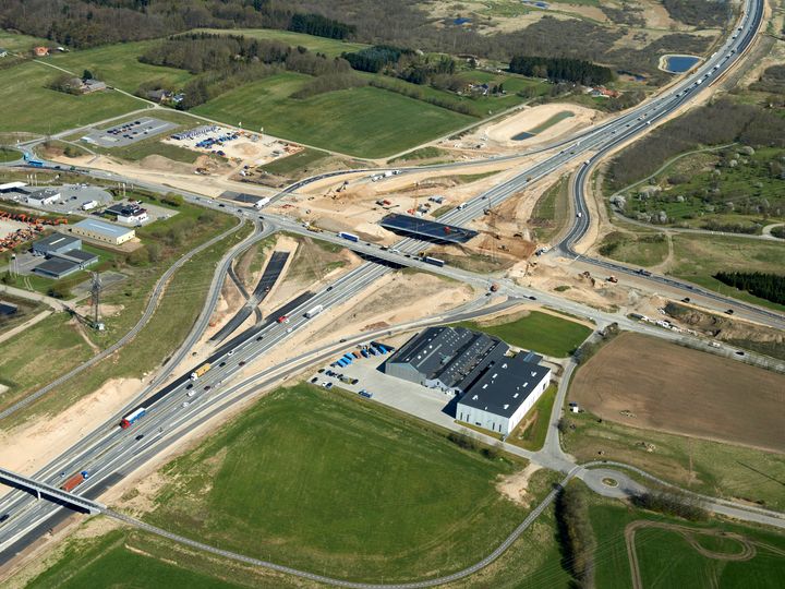 Den gamle bro over E45 Østjyske Motorvej på Silkeborgvej skal rives ned i weekenden 30 og 31 maj. Imens spærres motorvejen.