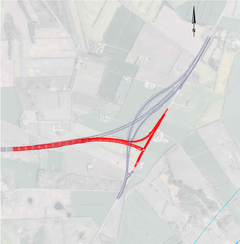 Den optimerede (rød) etapeafslutning på Midtjyske Motorvej syd for Løvel er mindre indgribende i området end den oprindelige (grå).