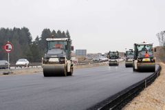 Nu bliver det sidste lag asfalt lagt på E45 mellem Tilst og Aarhus N. Foto: Vejdirektoratet