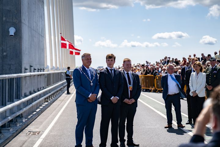 H.K.H. Kronprins Christian fejrede åbningen sammen med borgmester Simon Hansen fra Guldborgsund Kommune og borgmester Michael Seiding Larsen fra Vordingborg Kommune. Foto: Vejdirektoratet