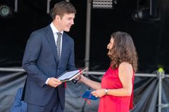 H.K.H. Kronprins Christian modtog den første skitsetegning af Dronning Margrethe II's Bro på vegne af hans farmor H.M. Dronning Margrethe II. Foto: Vejdirektoratet