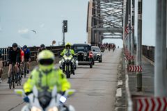 H.K.H. Kronprins Christian kørte som den allersidste over den gamle Stortrømsbro, der nu er lukket for biltrafik. Foto: Vejdirektoratet