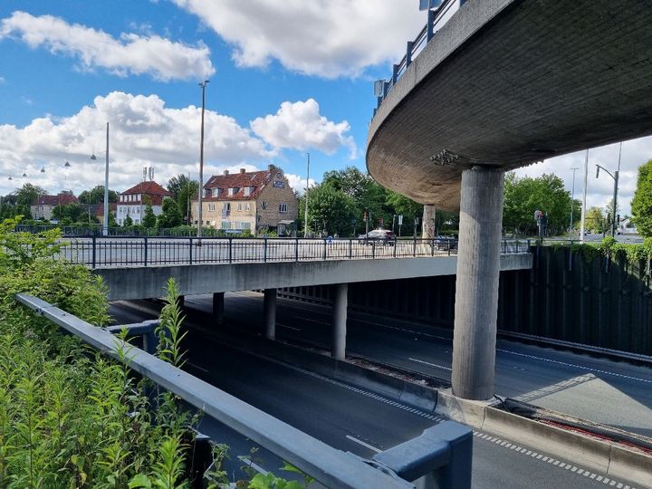 Arbejdet skal sikre, at stålvæggene under broen holder mange år frem. Foto: Vejdirektoratet