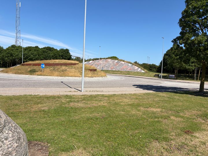 Vejdirektoratet ombygger krydsningshellerne i rundkørslen ved Sydhavnsvej i Kalundborg for at skabe bedre forhold for cyklisterne. Foto: Vejdirektoratet.