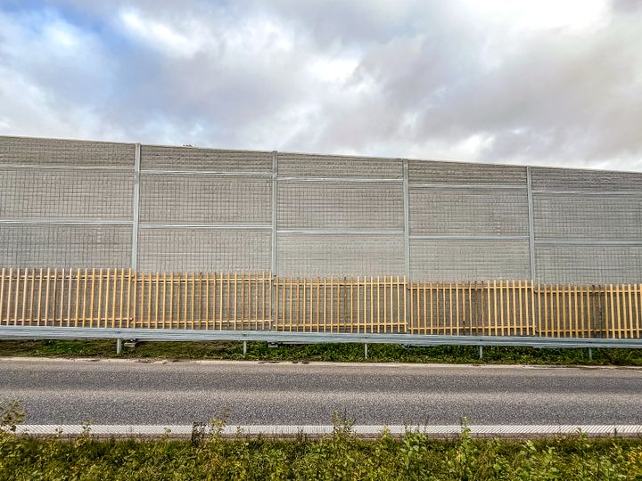 Støjskærmen ved Vorup stod klar i november 2025, men nu skal enkelte monteringsskader udbedres.