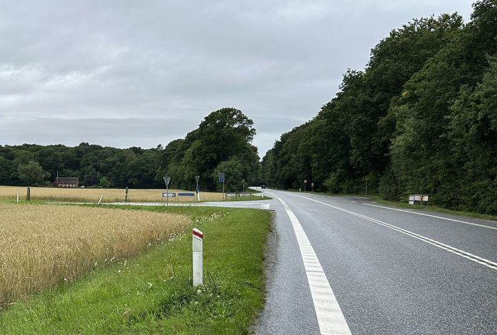 Vejdirektoratet etablerer en ny venstresvingsbane i krydset mellem Herningvej og Ravnsbjergvej sydvest for Viborg for at forbedre trafiksikkerheden. Foto: Vejdirektoratet.