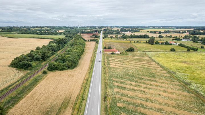 Arbejdet med at udlægge asfalt på Kalundborgvej påvirker trafikken i aften- og nattetimerne i uge 34 og 35. Foto: Vejdirektoratet