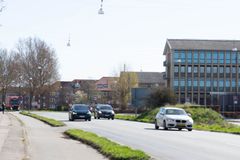 Det er blandt andet beskyttelsesrummet bag den hvide bil, som bliver gravet op for at sikre en bedre trafikafvikling.