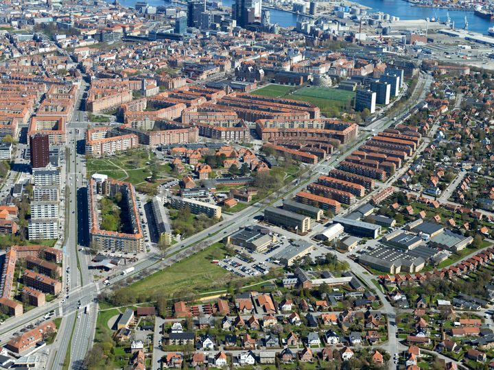 Fra 24. august og tre uger frem skaber Vejdirektoratet plads til en bedre trafikafvikling mellem Jyllands Allé og Skanderborgvej ved at asfaltere dele af midterrabatten.