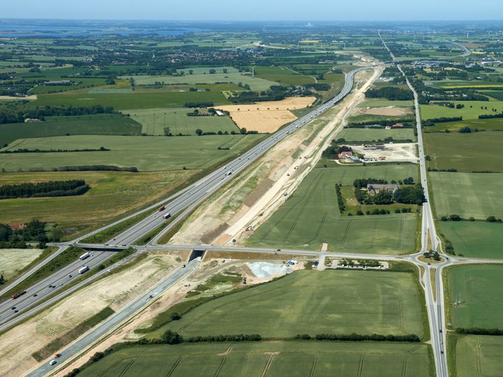 Den kommende transportkorridor over Vestfyn ved Ejby med E20 Fynske Motorvej og den nye jernbane, som forventes at åbne for togtrafik i slutningen af 2029. Foto: Aerodan/Vejdirektoratet.