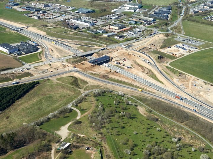 Tilslutningsanlægget ved Horsens V, som det så ud i april måned, inden den nye bro blev taget i brug.