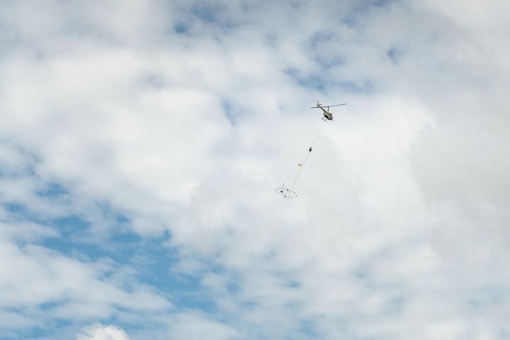 Geofysiske målinger blev gennemført med helikopter på projektet Midjyske Motorvej: Billund - Give i august, og fortsætter ved den kommende Næstvedmotorvej. Foto: Vejdirektoratet.