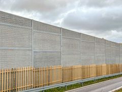 eksempel på en støjskærm med trælameller