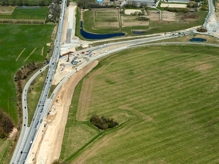 Der har længe været fuld gang i vejarbejdet på Hillerødmotorvejens forlængelse. Her ved Peder Oxes Allé. Nu rykker arbejdet også længere nordpå. Foto: Vejdirektoratet, april 2026