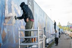Maling af street art på byggepladshegn. Foto: Vejdirektoratet.