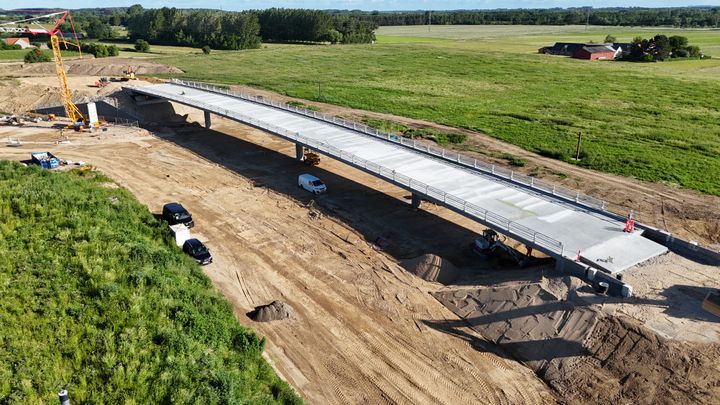 Sådan så broen, som Kalundborgvej skal løbe over, ud i juni måned. Broen står nu næsten færdig, og natten mellem den 24. og 25. september åbner den for trafik. Foto: Vejdirektoratet
