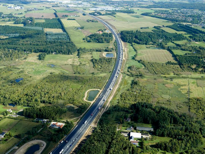 Snart åbner den udbyggede motorvej mellem Horsens V og Horsens N (øverst i billedet) med to gange tre spor og 130 km/t.