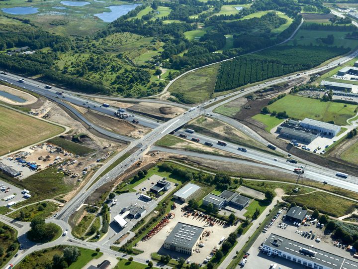 Trafikanterne på Silkeborgvej ved Horsens V på Østjyske Motorvej får snart flere spor at boltre sig på.