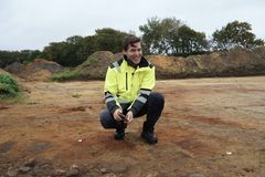 Museumsinspektør hos Museum Vest Michael Alrø Jensen. Ses her med fundet af en stridsøkse fra stenalderen.