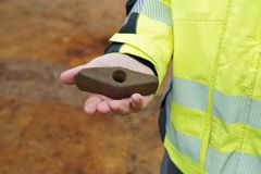 Stridsøkse fra stenalderen fundet i en fredet gravhøj langs rute 11 mellem Varde og Korskro