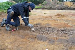 Grav fra stenalderen hvor en mulig kriger er blevet begravet med sin stridsøkse for 4.500 år siden.