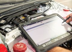 Også ejere af elbiler bør få undersøgt deres 12-V-batteriers tilstand på et autoriseret værksted, før det kolde vejr sætter ind.   Foto: Clarios