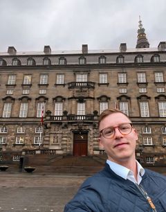 GEjSERs direktør Casper Andersen foran Christiansborg