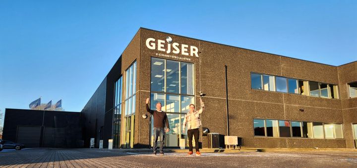 Jens og Casper Andersen foran GEjSERs hovedkontor i Galten.