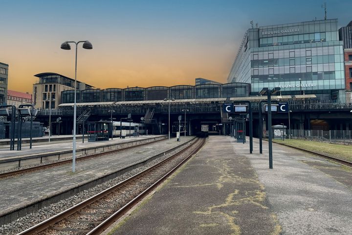 En af de helt store opgaver i ombygningskontrakten er blandt andet flytning af alle sporskifterne i banegraven på strækningen lige inden selve hovedbanegården for at skabe plads til arbejdet med perronerne, som både skal fornyes og forlænges.