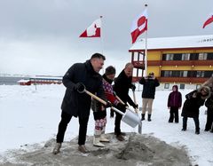 Lørdag den 1. februar blev første spadestik taget på projektet. Fra venstre ses naalakkersuisoq for boliger og infrastruktur Hans Peter Poulsen, naalakkersuisoq for sundhed Agathe Fontain samt administrerende direktør for Permagreen Grønland A/S Jeppe Steffensen. Frem mod foråret pågår den sidste projektering, mens arbejderne ventes at gå i gang 1. april.