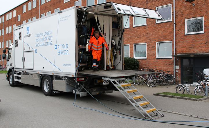 Allégården udgør et kæmpe alment boligkompleks med 38 ejendomme og mere end 1.000 lejemål – men det særligt gode samarbejde mellem Aarsleff Rørteknik og søsterselskabet Wicotec Kirkebjerg A/S betød, at en rørrenovering i området blev udført et helt år hurtigere end planlagt – og til den aftalte pris.