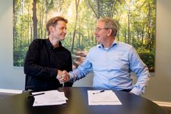 Direktør ved FAB Jacob Michaelsen (th) og Dirk Voss, administrerende direktør i Hansson & Knudsen A/S indgår aftale om Riisingsparken.