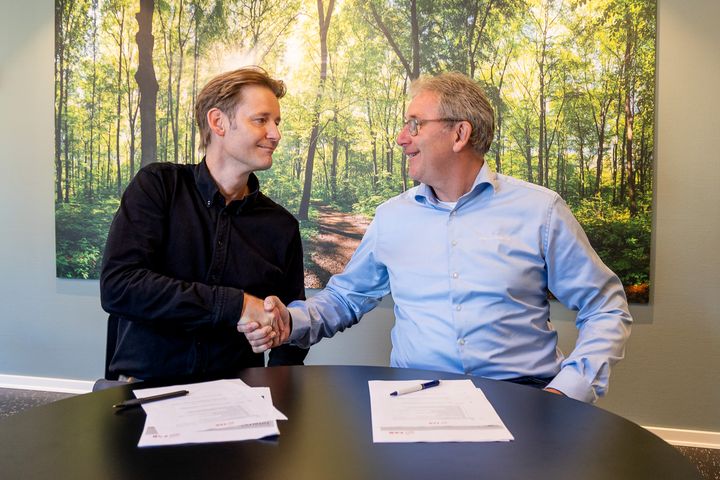 Direktør ved FAB Jacob Michaelsen (th) og Dirk Voss, administrerende direktør i Hansson & Knudsen A/S indgår aftale om Riisingsparken.