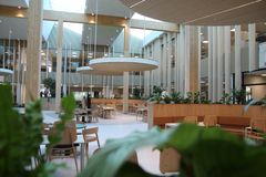 Kontorets hjerte er det store atrium, som til dagligt huser kantinen.