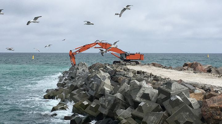 Hirtshals Havn ligger i et område med kraftige bølger, stærke strømforhold og hyppige storme, hvilket stiller store krav til logistik, udførelse og design, når vi skal udvide vestmolen i de kommende år.
