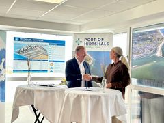 CEO for Hirtshals Havn, Per Anholm Nørgaard giver håndslag på den nye aftale med afdelingsdirektør i Aarsleff, Eva Braad.