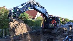 På Haslehøjvej tester vi og Aarhus Vand , hvad et skifte i drivmiddel betyder for udførelse, økonomi og logistik på et standard kloakfornyelsesprojket. Her er vores 23 tons Volvo EC230 electric i gang med arbejdet.