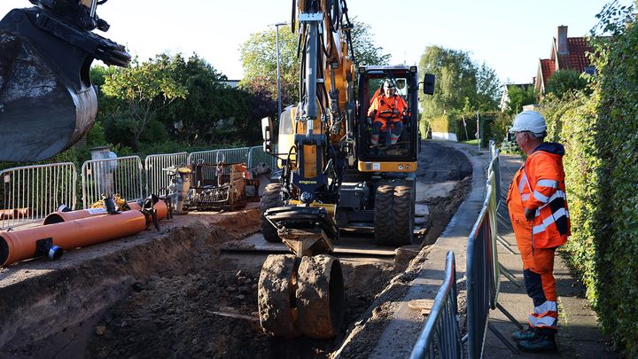 På projektet anvender vi to eldrevne gravemaskiner. En 18 tons Liebherr, som her er i fokus, samt en volvo på 23 tons. Vi benytter også to gummigeder på el.
