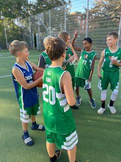 Aktive basketball-drenge fra Amager Gaters er parate til at sælge julelodder med Børnehjælpsdagens Julelotteri.