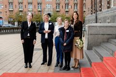 Børnehjælpsdagens prisuddeling 2024 foran Rådhuset ved H.M. Dronningens ankomst. Majestæten blev modtaget af Socialborgmester Karina Vestergård Madsen, Børnehjælpsdagens direktør, Sofie Hugo, Børnehjælpsdagens næstformand, Birgitte Mabeck samt blomsterpigen, Andrea på 11 år.