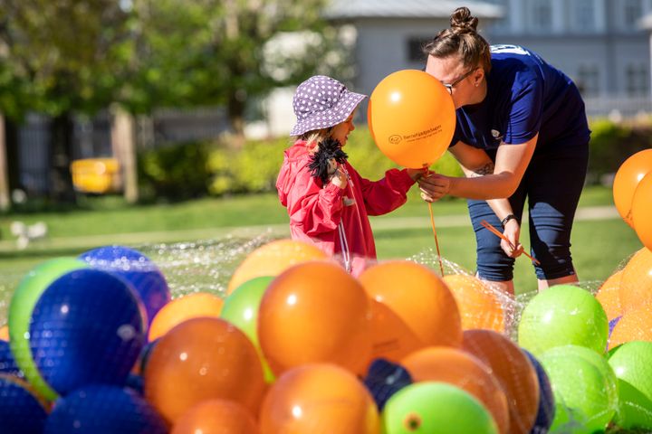 Pige får ballon til Årets Børnehjælpsdag