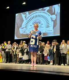 Ambassadør Silja Okking er konferencier til Børnehjælpsdagen show for de 900 anbragte børn i anledning af årsdagen 2025