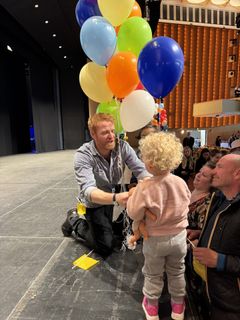 Ambassadør Magnus Bruun uddeler balloner ifbm. Børnehjælpsdagens årsdag 2025