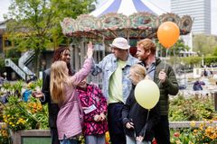 Ambassadørerne Magnus Bruun og Victor Lander giver high fives til Jamila, Kiara, Christine og Mille, der var med i salen til det store show for dem på Børnehjælpsdagens Årsdag 2025.