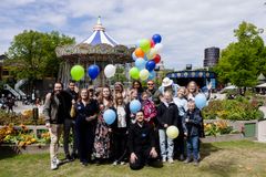 Børnehjælpsdagens Årsdag 2025 i Tivoli - gruppefoto med ambassadører, børn og Sofie Hugo