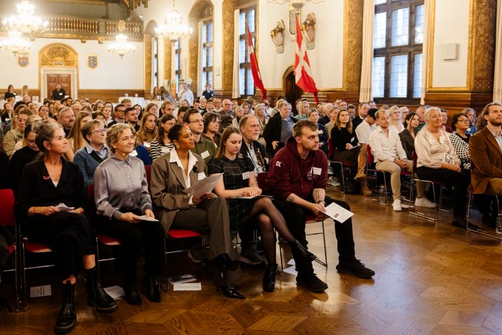 En%20fyldt%20fest%20sal%20p%E5%20K%F8benhavns%20R%E5dhus%20med%20dedikerede%20akt%F8rer%2C%20ambassad%F8rer%20og%20repr%E6sentanter%20fra%20civilsamfundsakt%F8rer%20p%E5%20b%F8rne-%20og%20socialomr%E5det%2C%20fonde%2C%20virksomheder%20samt%20B%F8rnehj%E6lpsdagens%20samarbejdspartnere.