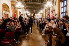 Gæsterne aktivers med en lille frisk øvelse, som Børnehjælpsdagen også bruge på Empower4U forløb til unge