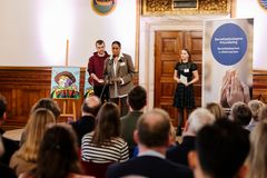 Børnehjælpsdagens ungeambassadører på scenen