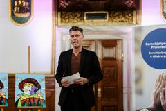 Tim Vladimir, ambassadør for Børnehjælpsdagen på 25. år, fører alle godt igennem dagens program